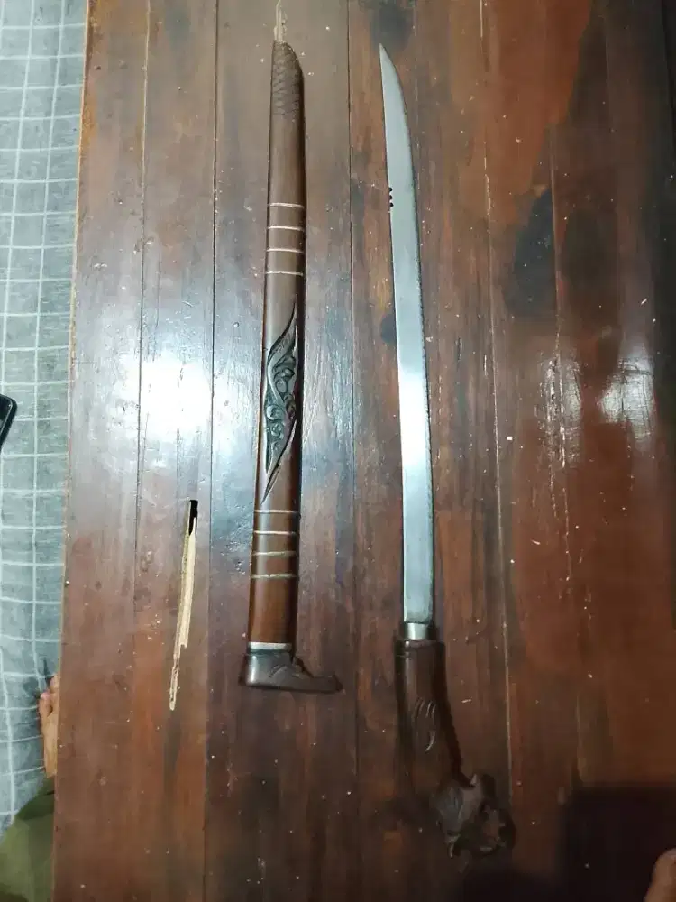 Pedang Hiasan Dinding