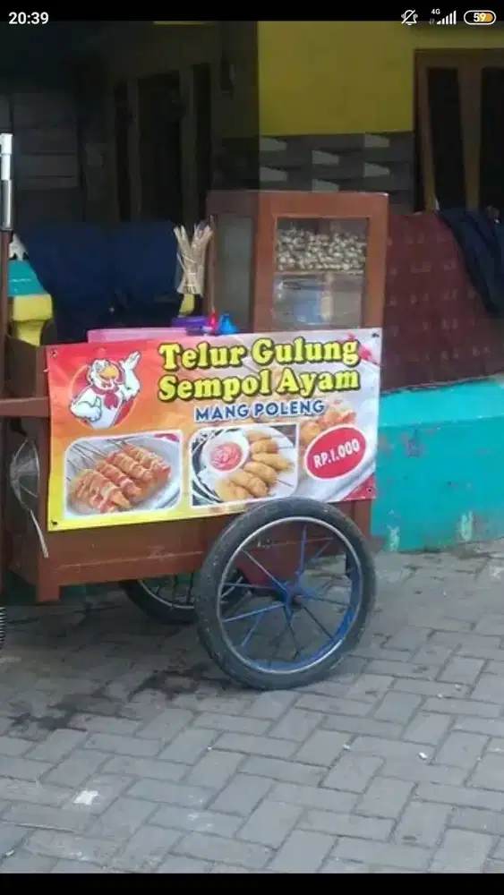 Gerobak dorong bekas baso dan cilok goreng
