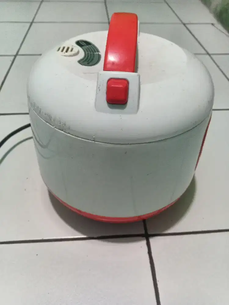 Rice cooker warna putih