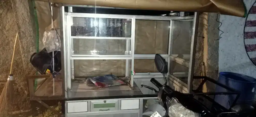 Gerobak dagang almunium dan udah tambah rangka besi full