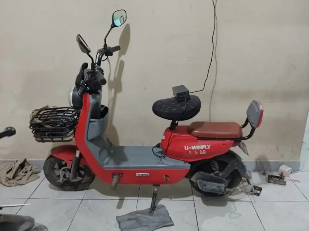 Jual sepeda listrik bekas minus kulit jok terkelupas , tapi ada sarung