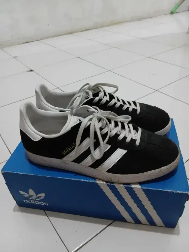 Adidas gazelle black and white