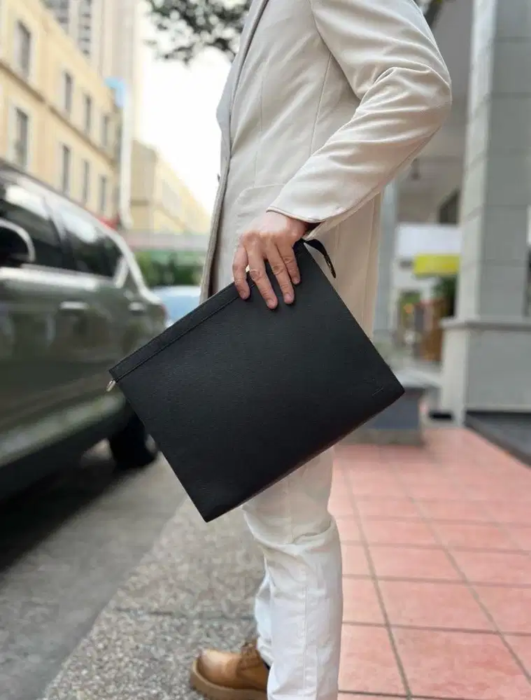 Louis Vuitton Pochette taiga bag mm clutch / coach gucci dior chanel