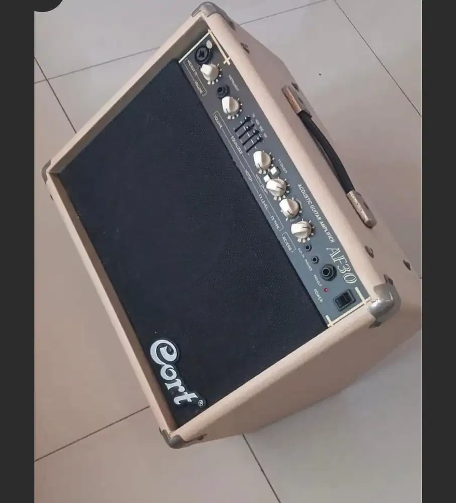 Amplifier gitar akustik