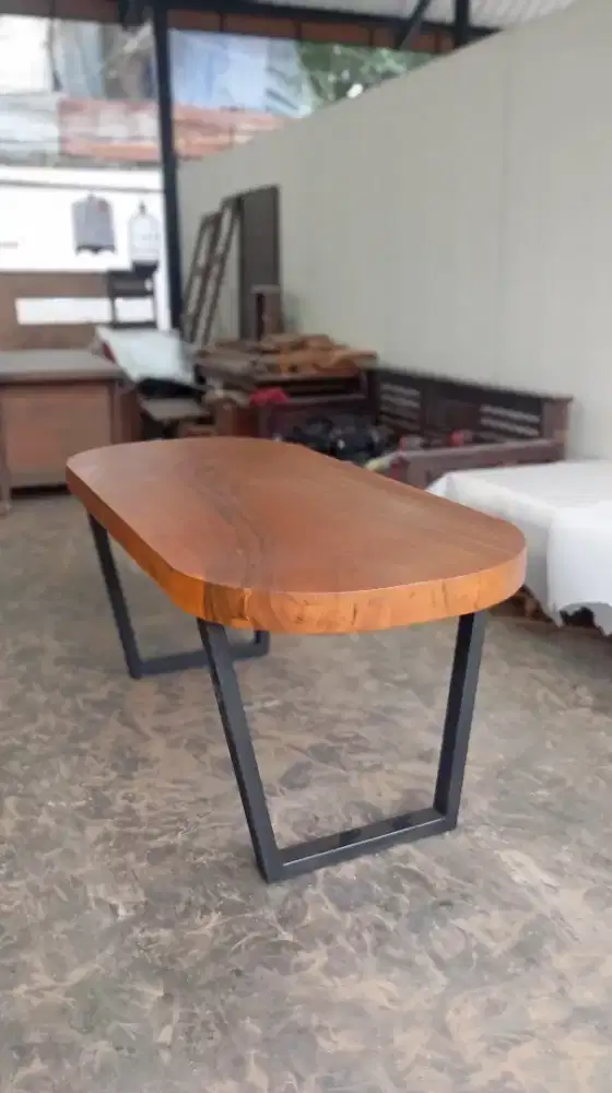 Meja makan Oval kayu Trembesi