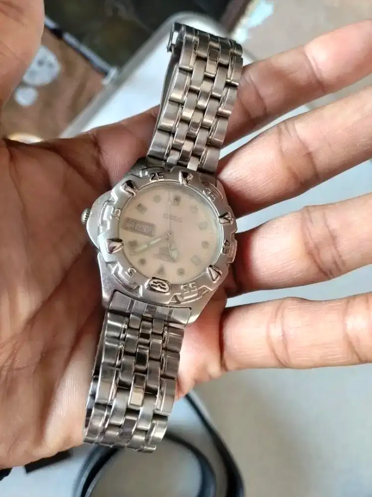 Jam tangan pria bekas mesin hidup