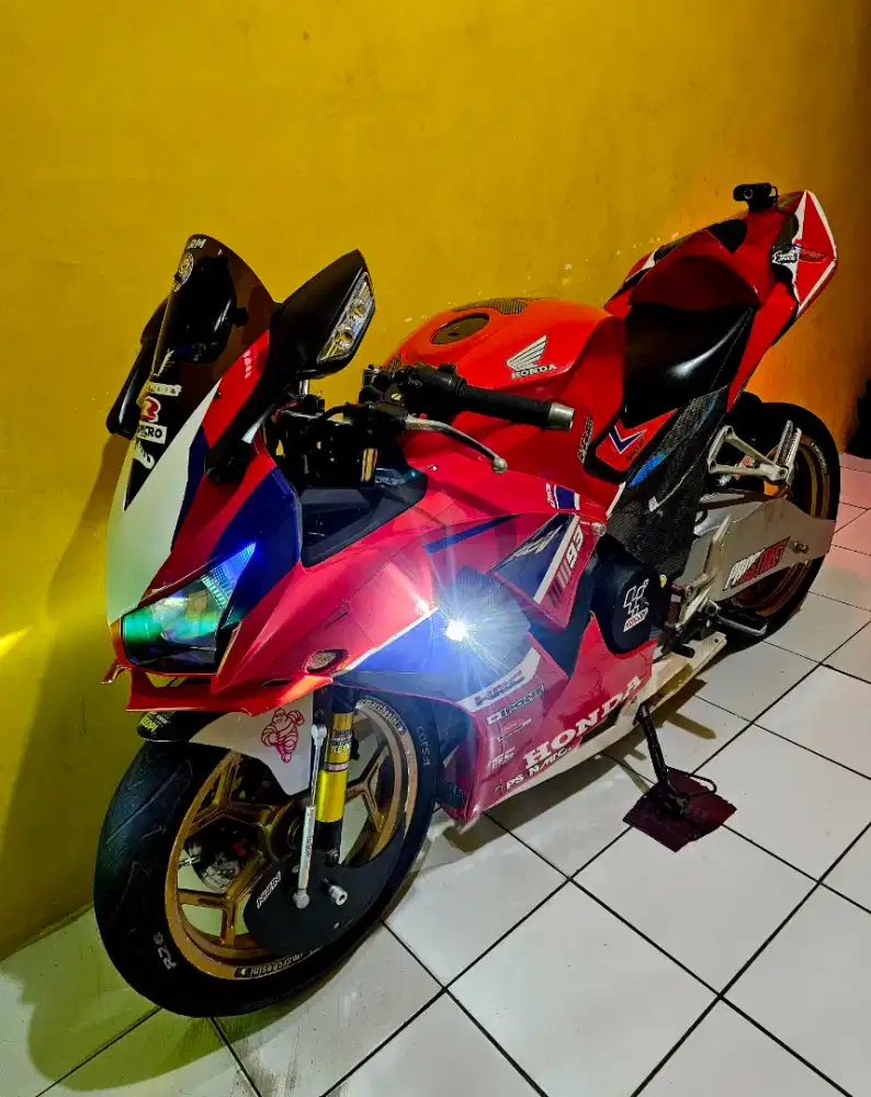 CBR 150 modif moge look ( Body full cover fiber ). Murah aja.. Bisa tt