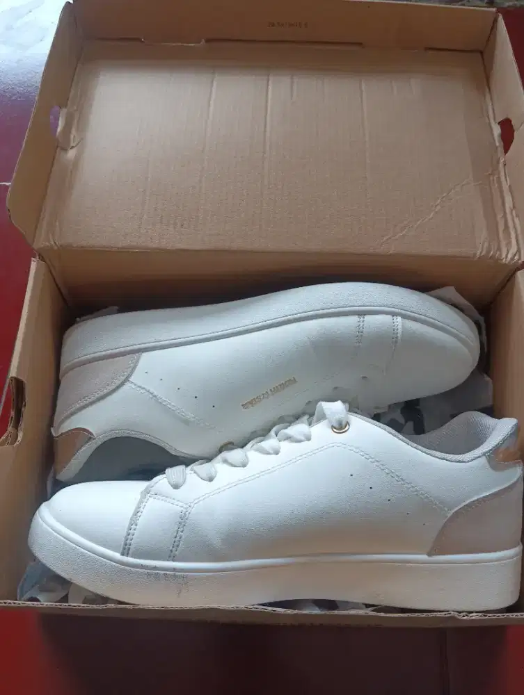 Sepatu sneaker putih northwest Bata