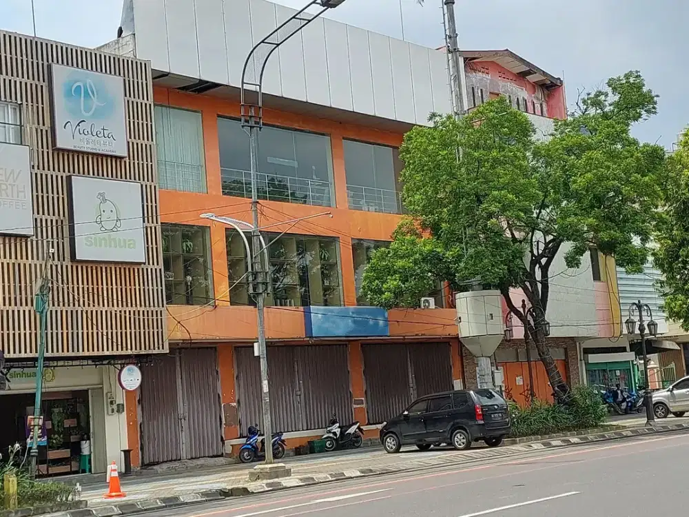 RUKO 1250 m2, 3 LANTAI TEPI JL BRIGJEND SLAMET RIYADI, KAUMAN, SOLO