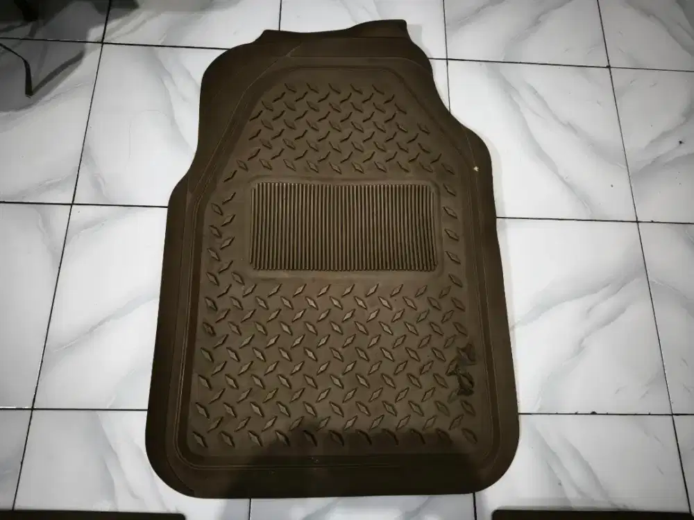Karpet karet tebal mobil (kondisi bagus)