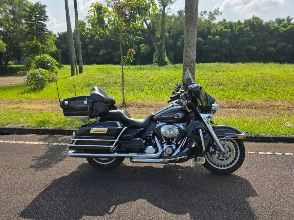 Harley Ultra Hitam 2012