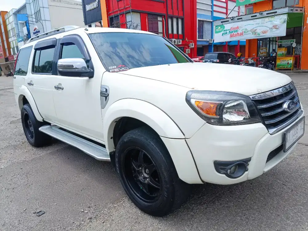 Dijual mobil Ford Everest 2010