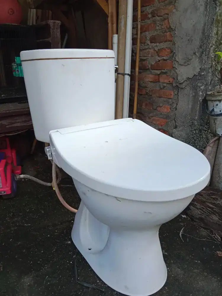 WC duduk merek TOTO