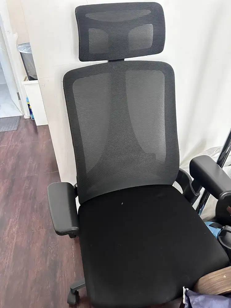 Kursi kerja warna hitam