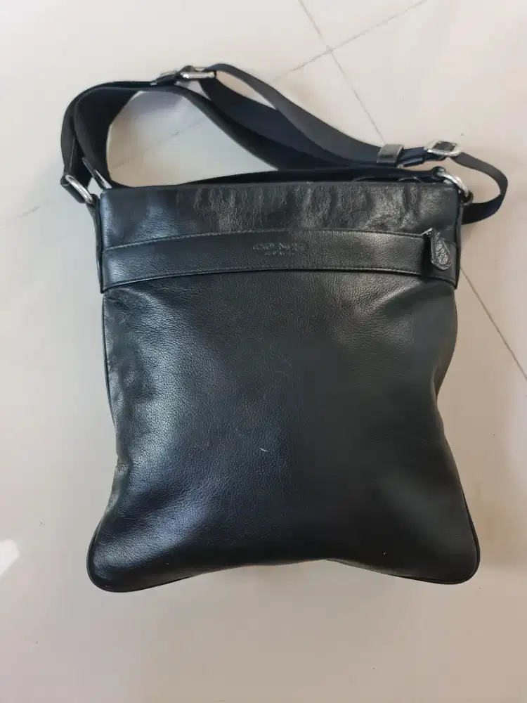 084. Tas Slingbag Leather Coach New York Black Second

KULIT ASLI