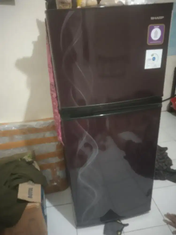 kulkas sharp 2 pintu gress baru 3 bulan