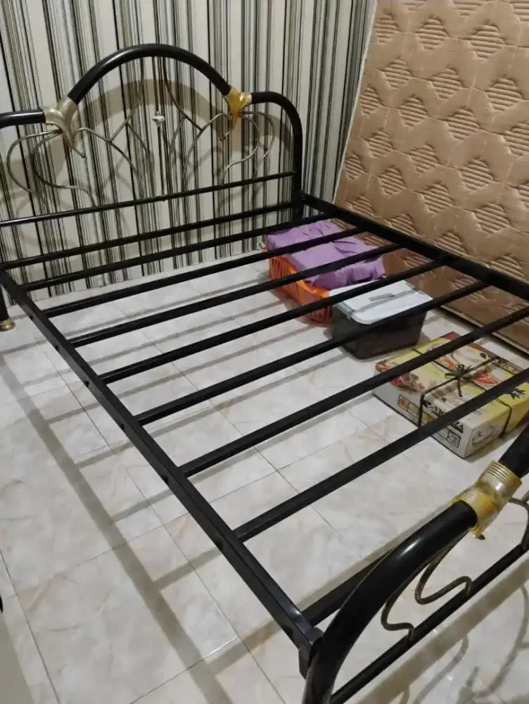 Ranjang tempat tidur besi