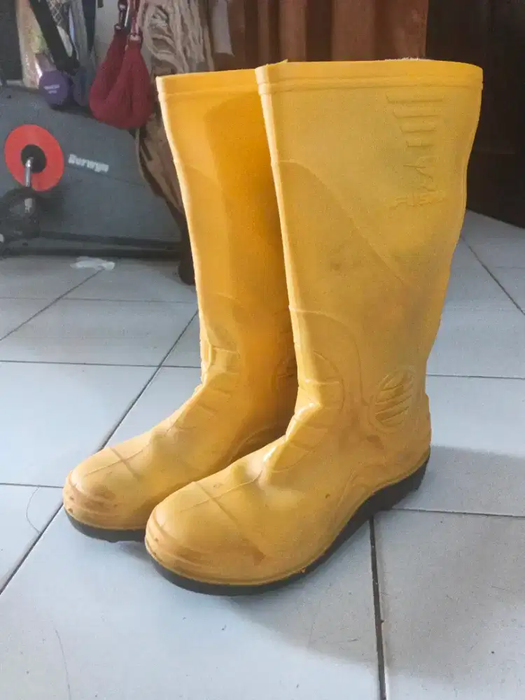 Sepatu boot lapangan