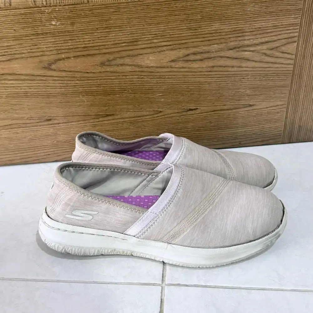 JUAL SEPATU SKECHERS UKURAN 39 MASIH BAGUS MULUS EMPUKK