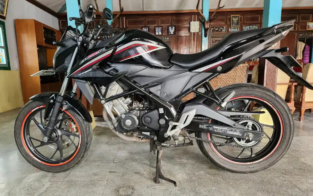 Honda CB150R hitam tahun 2015