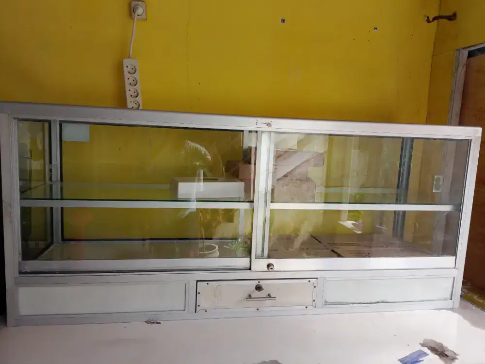 Etalase untuk jual makanan