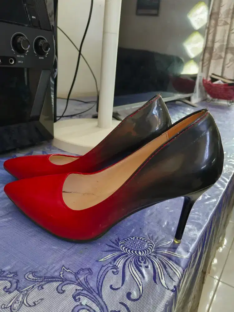Dijual Heels Wanita Kondisi Baru merah hitam size 43