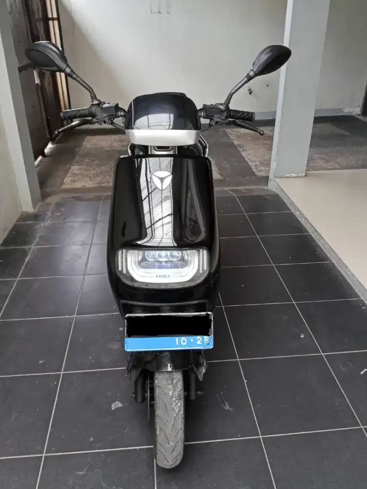 Yadea e8s pro hitam 2023