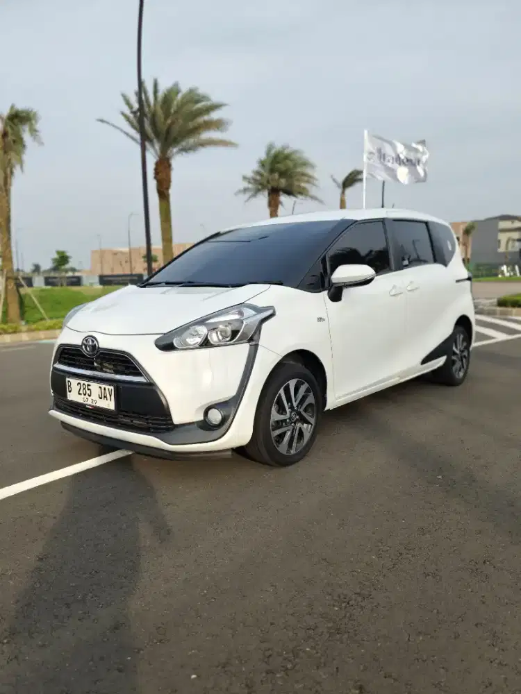 PROMO LEBARAN Sienta V AT 2019 Putih