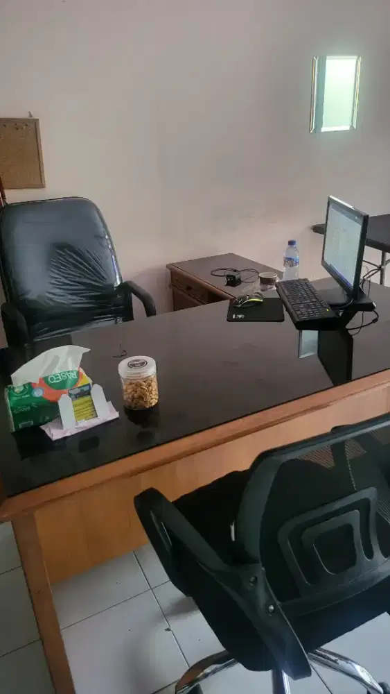 Meja L direksi full kayu kokoh