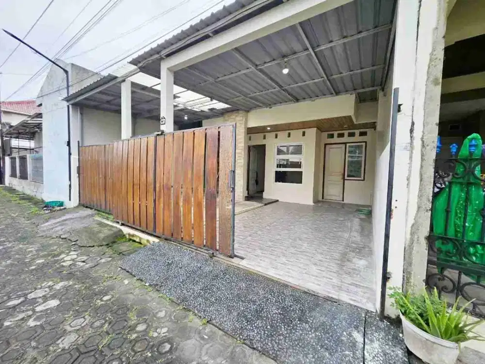 rumah cluster nyaman tepi jalan dekat Manahan Solo