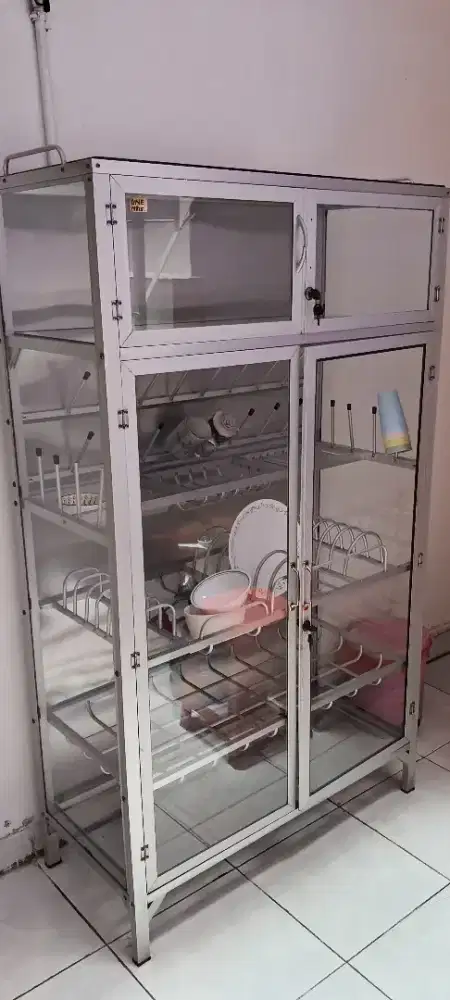Rak piring kaca full