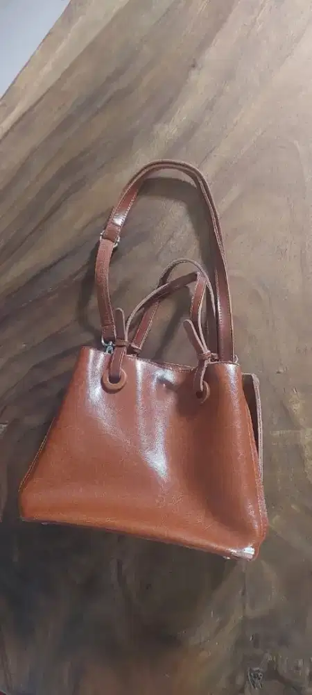 Tas kulit slempang wanita