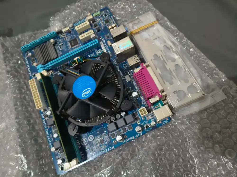 Paket mainboard Gigabyte1155 core i3 3240 RAM 4GB. Normal no minus.