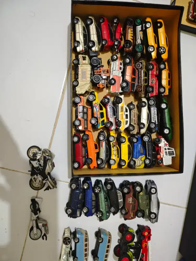 Mainan Miniatur Mobil dan motor random