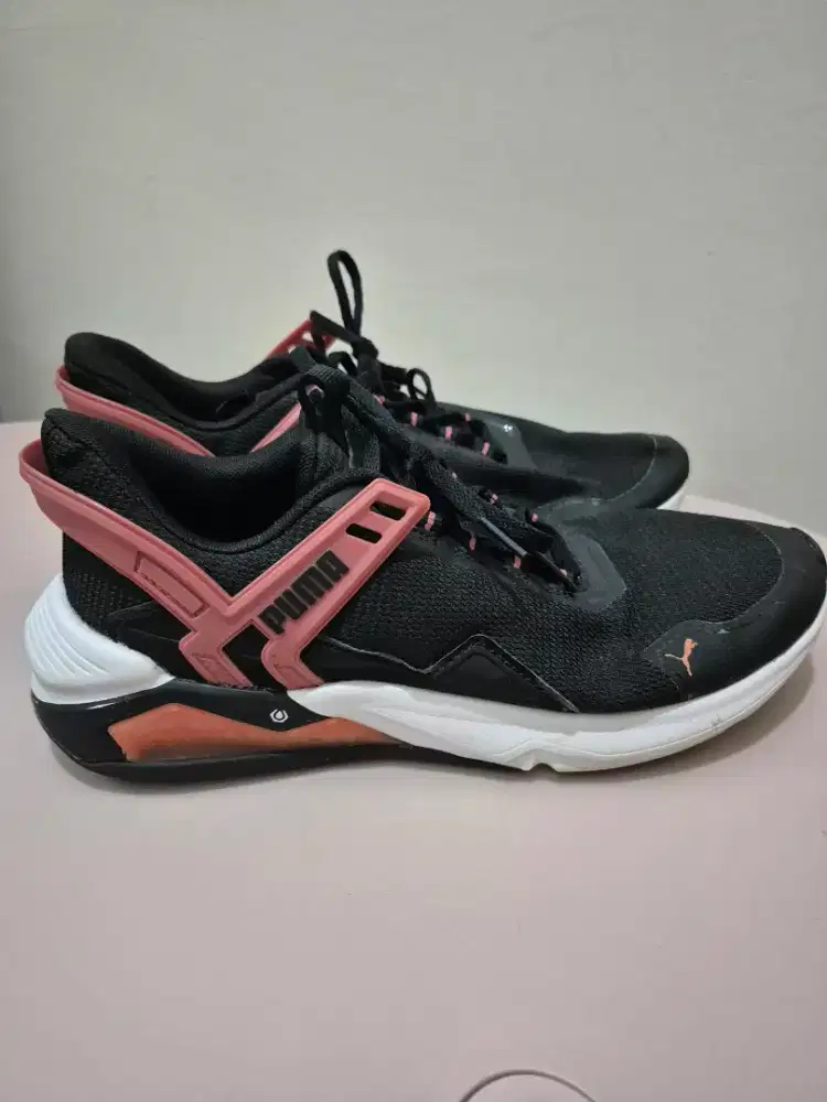 Sepatu puma ukuran 39