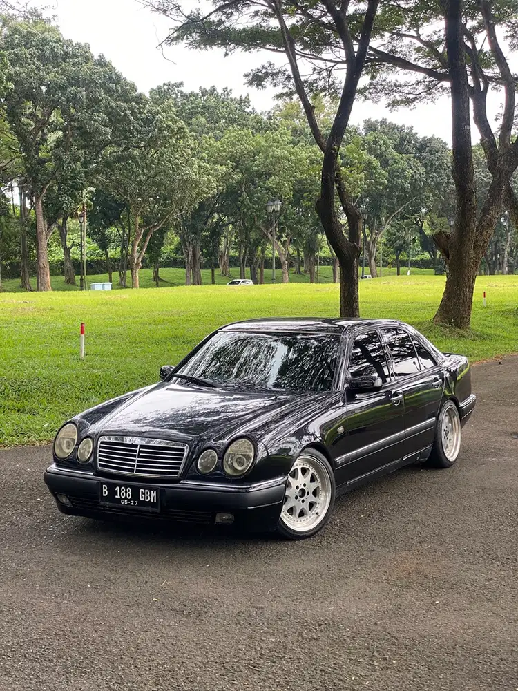 Mercedes Benz Mercy E320 W210 E320 Matic Automatic 1997 Hitam