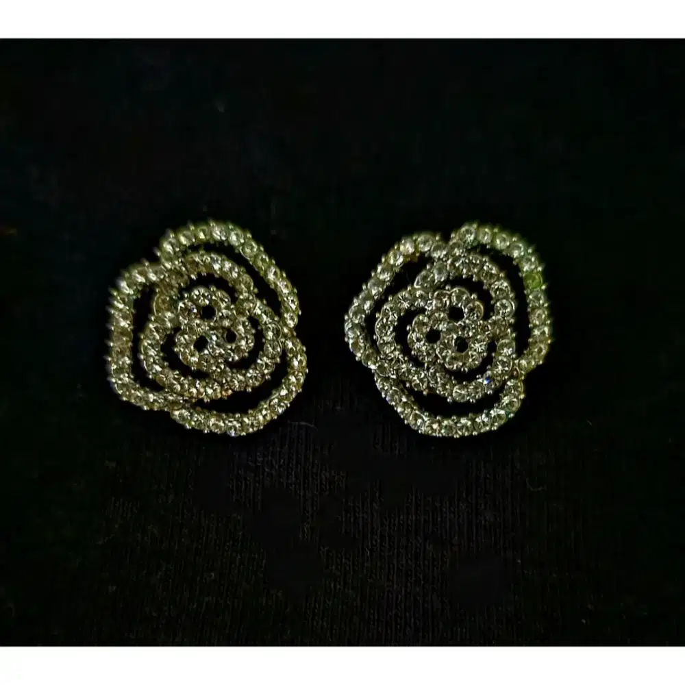 (MA-2523) Anting Bunga Chnl Silver + Mata2