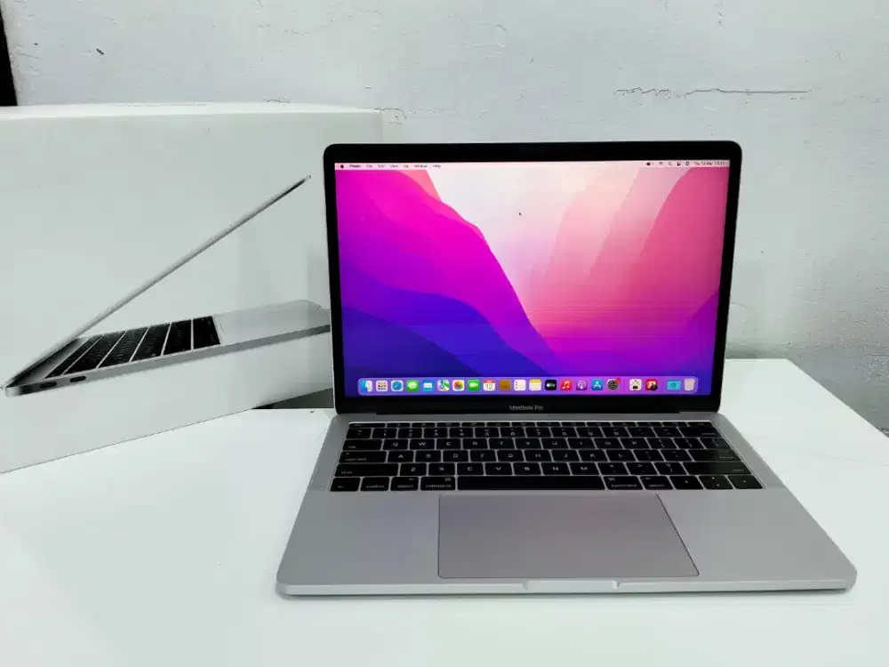Macbook pro 2016 
13 inch ,core i5 ,8gb ,256GB