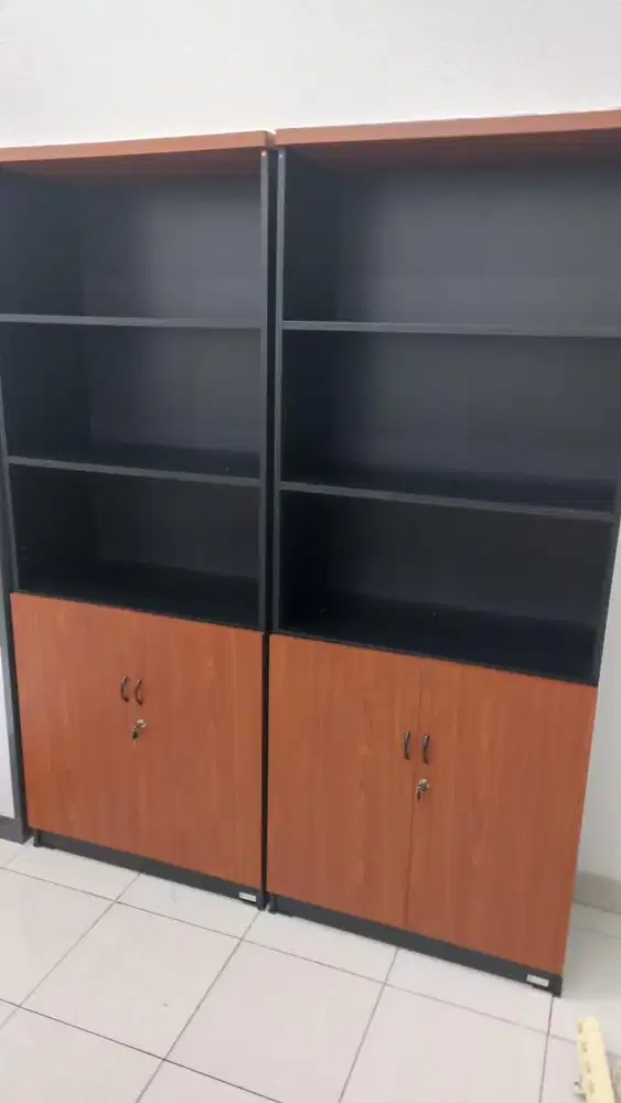 Lemari Kantor Arsip 1/2 pintu kaca 1/2 pintu panel