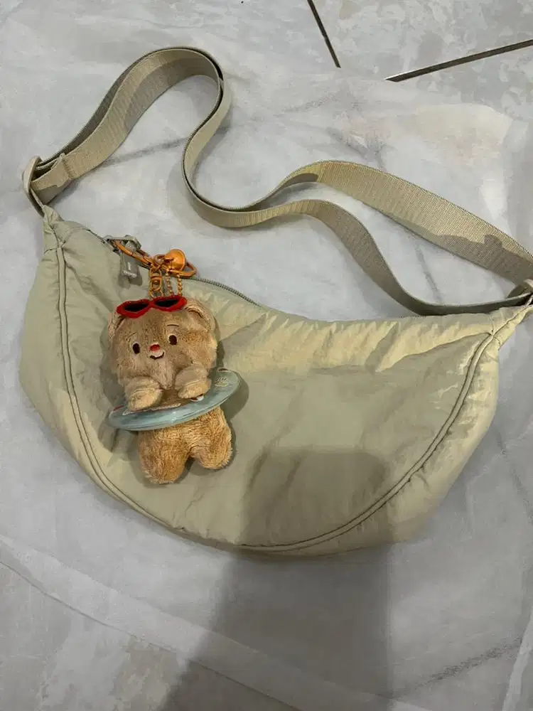 Uniqlo round bag +bag charm