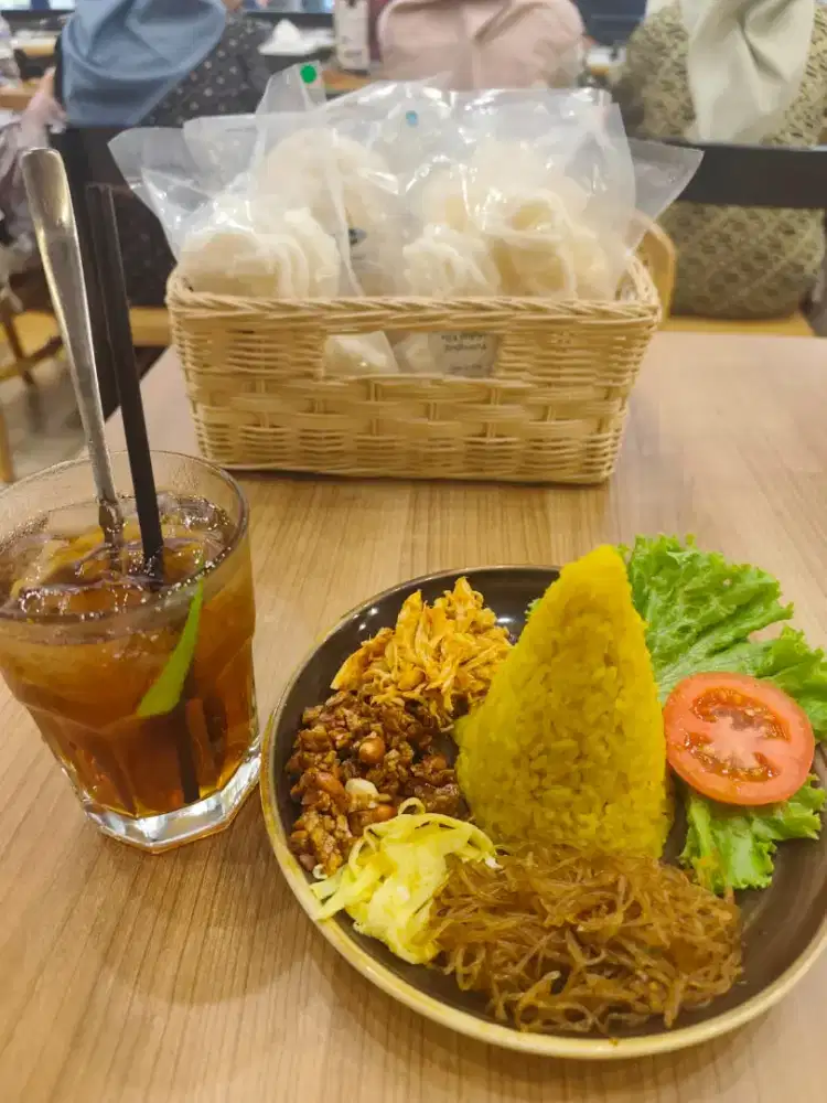 Staff untuk  Loker jaga stand makanan