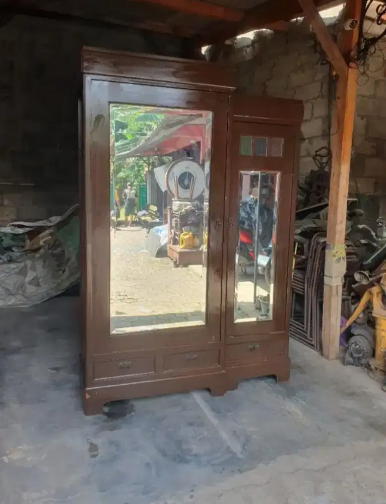 Lemari baju jati tua lembaran era kolonial