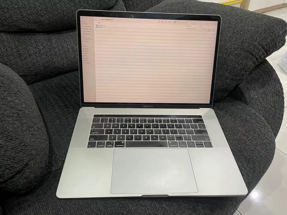 Macbook Pro Core i7 16inch Ram 16GB, SSD 256GB.