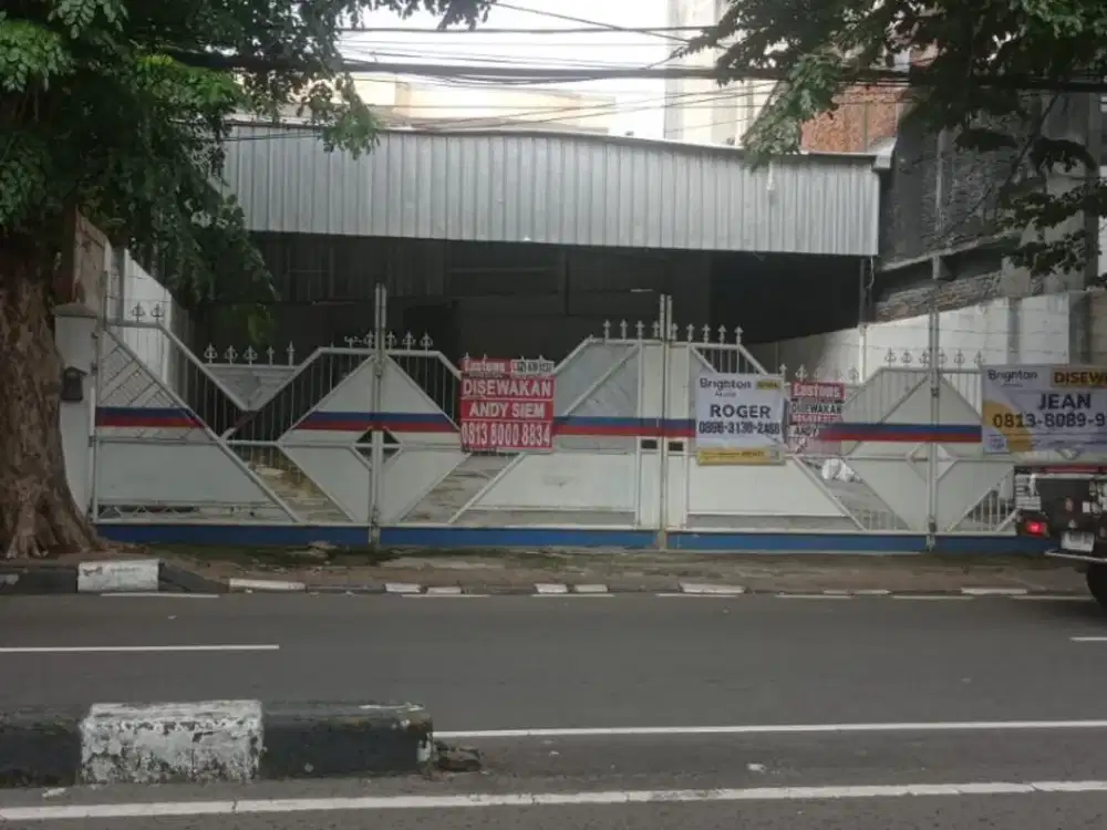 Disewakan rumah/kantor luas dengan lahan yang luas