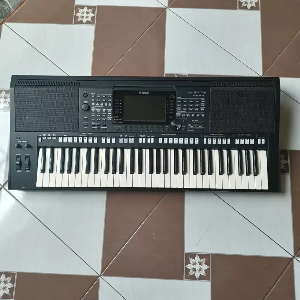 Yamaha psr S 775 like' new