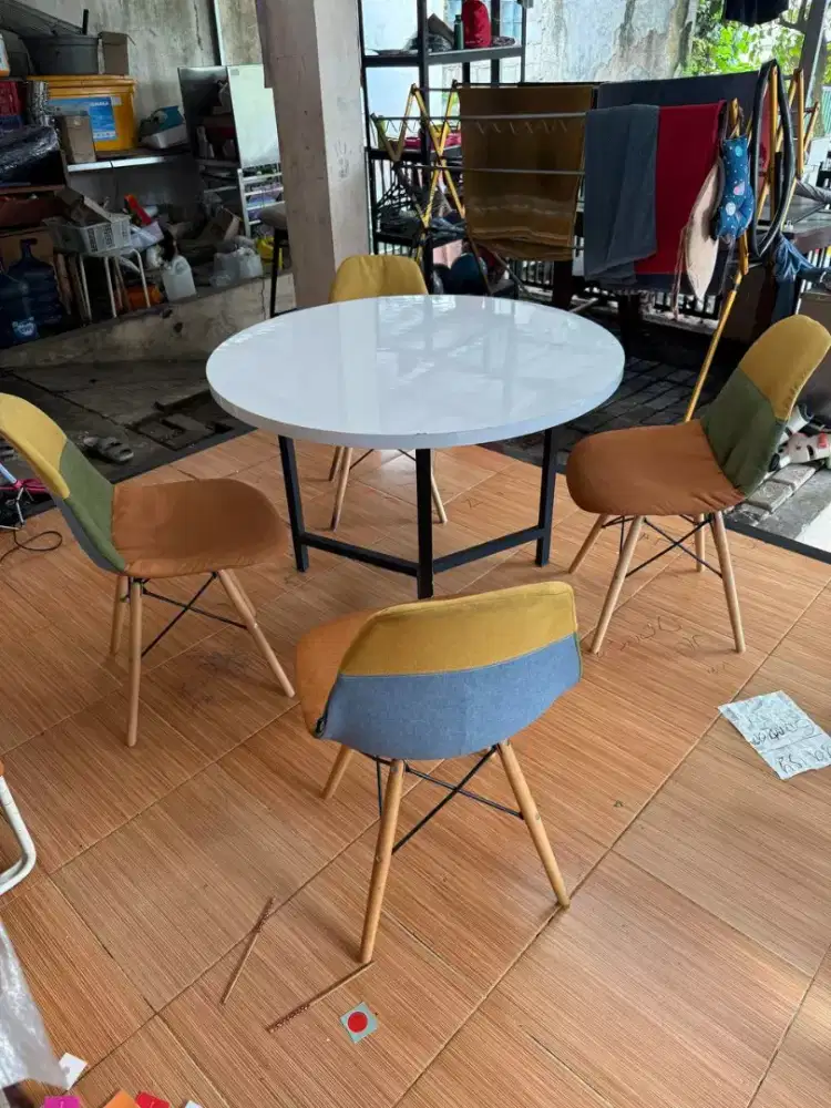 1 SET MEJA KURSI MAKAN/CAFE

Diameter meja 100cm
Kursi merk Informa