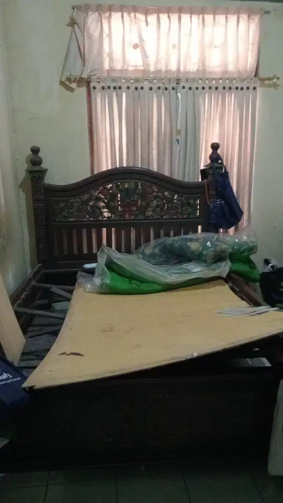 Tempat Tidur Ukiran Jati