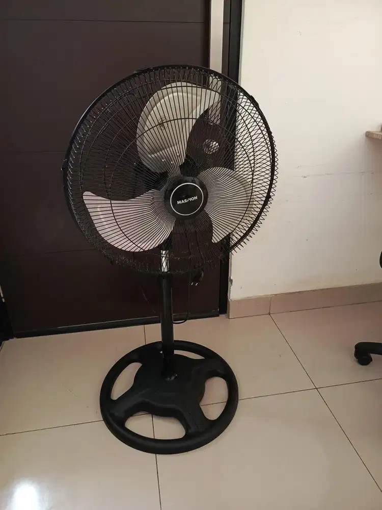 Kipas angin hitam berdiri