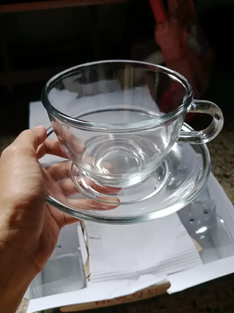 Gelas dan piring kopi dan teh