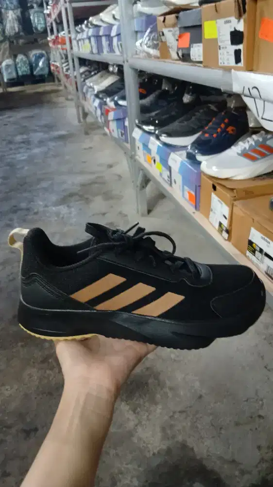 SEPATU RUNNING ADIDAS
